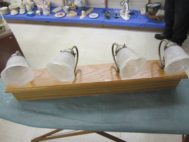 4 light vanity light...