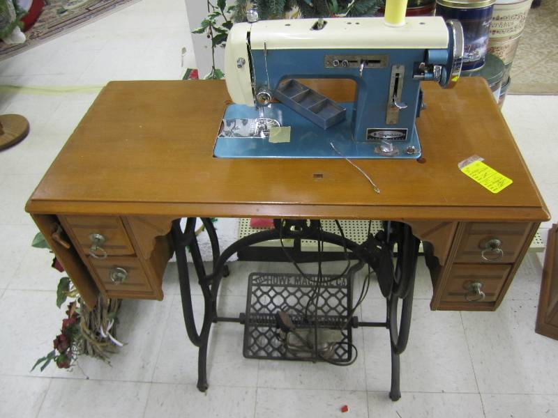 Montgomery Ward signature sewing ma...