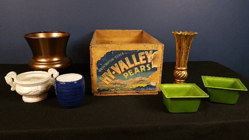 lot 112 image: Hy-Valley Pears Crate  Misc.