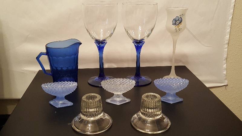 lot 71 image: Beautiful Blues and Clear Glass Items