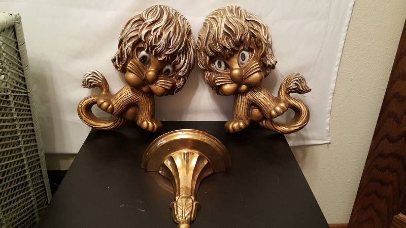 lot 76 image: Mid Century Homco Lion Wall Art  Ornate Shelf
