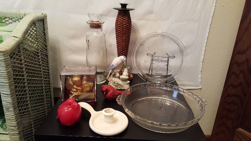 lot 77 image: Pyrex Pie Dish, Despression Glass Plate, Elgin Clock, Etc