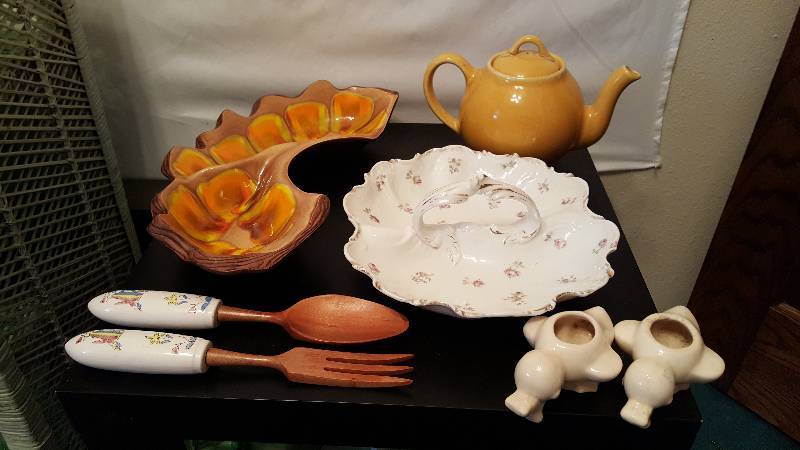 lot 79 image: Gilded Porcelain Side Dish, Vintage Lipton Tea Pot, Etc
