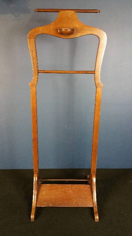 lot 25 image: Vintage Gentlemens Suit Rack