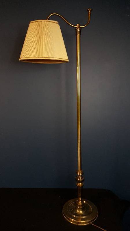 lot 26 image: Vintage Shaded Brass Lamp