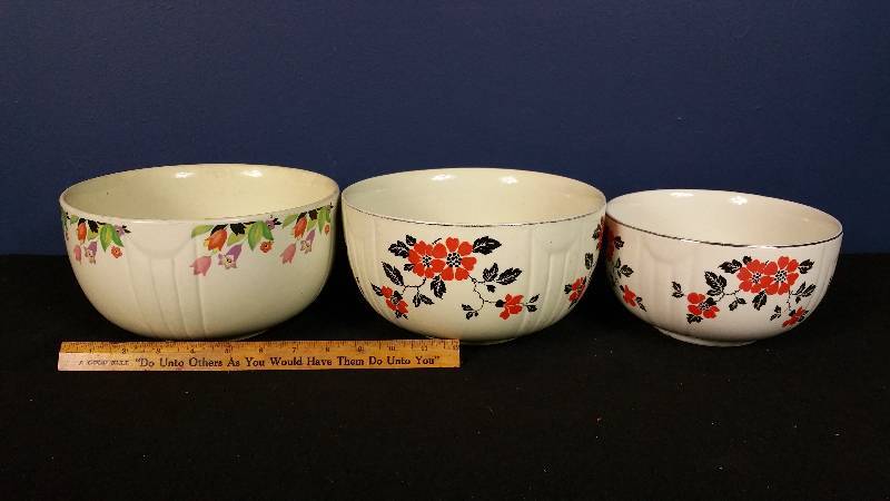 lot 27 image: Vintage (3) Halls Kitchenware Bowls
