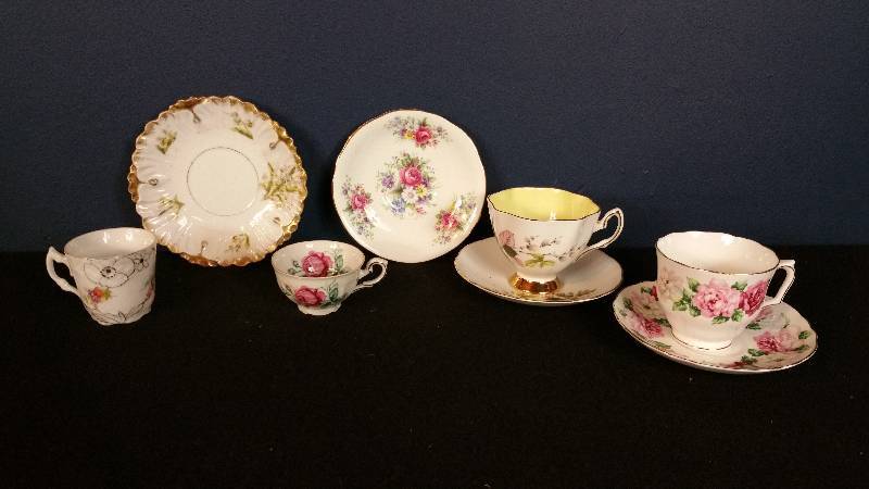 lot 35 image: Gold Gilded Limoges Saucer  Tea Cups & Saucers