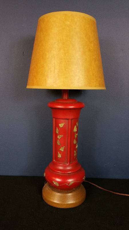 lot 57 image: Vintage Red Lamp w Green Ivy