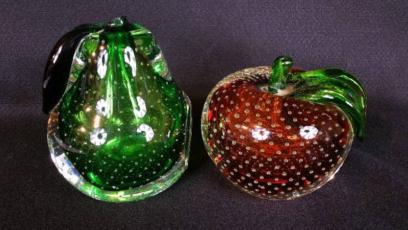 lot 65 image: Large Pear & Apple Controlled Air Art Glass Bookends