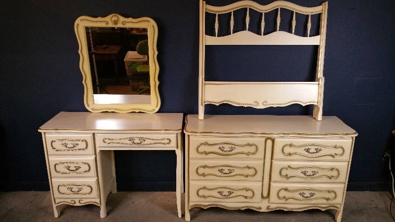 lot 3 image: Mid Century Hennen Bedroom Set
