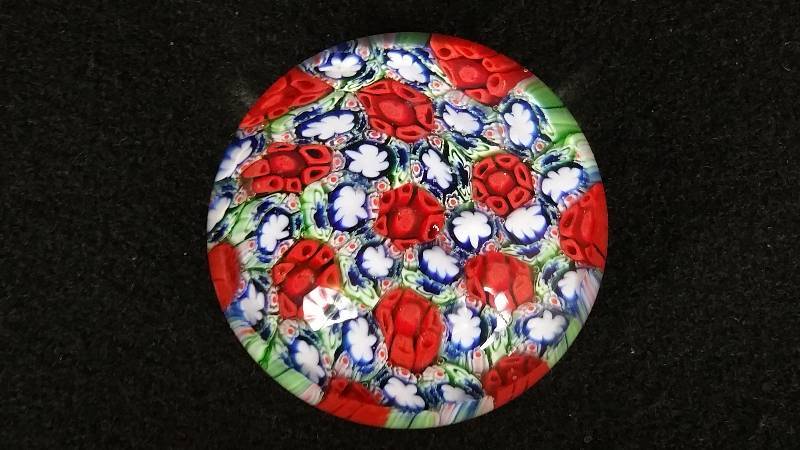 lot 86 image: Beautiful Murano Italian Art Glass Paperweight
