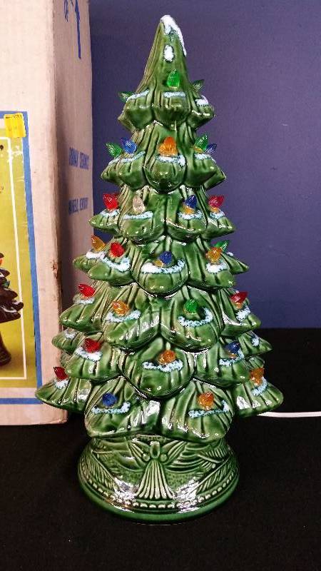lot 89 image: 17 Vintage Glmmer Tree Lighted Ceramic Christmas Tree