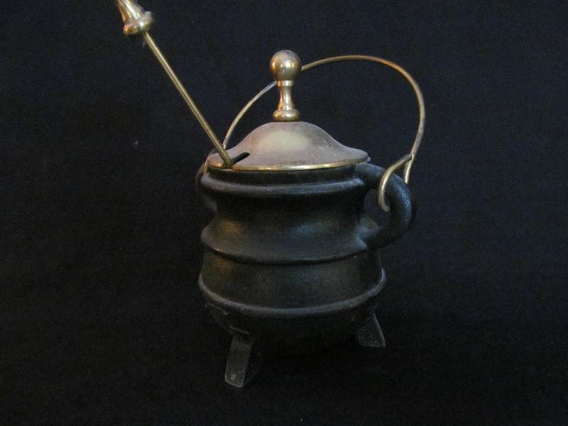 Cast Iron Lighter w Lid