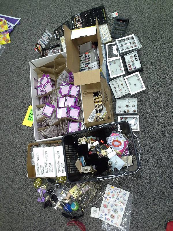 Large quantity of womens accessories, rings, earrings, necklaces, other