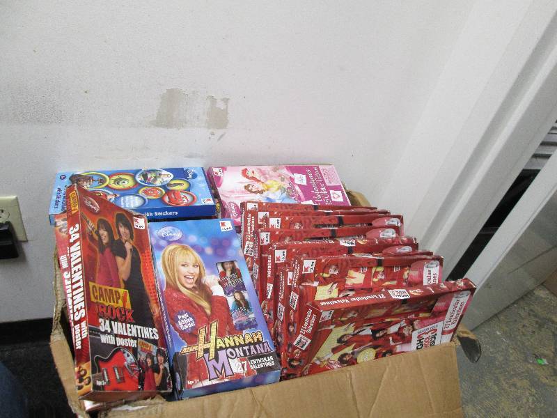 21x15x21 BOX OVERFLOWING WITH HUNDR...