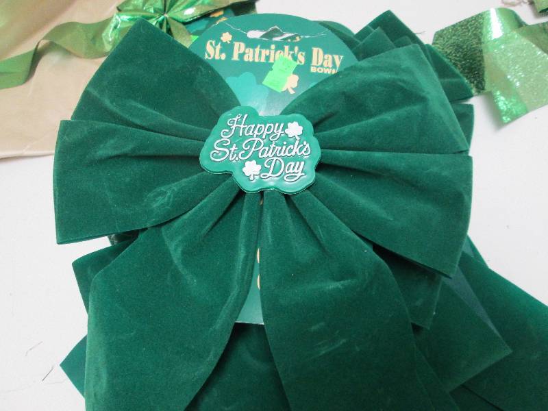 8 VELVET GREEN BOWS...