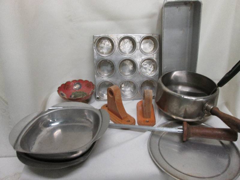 Assorted kitchenware...