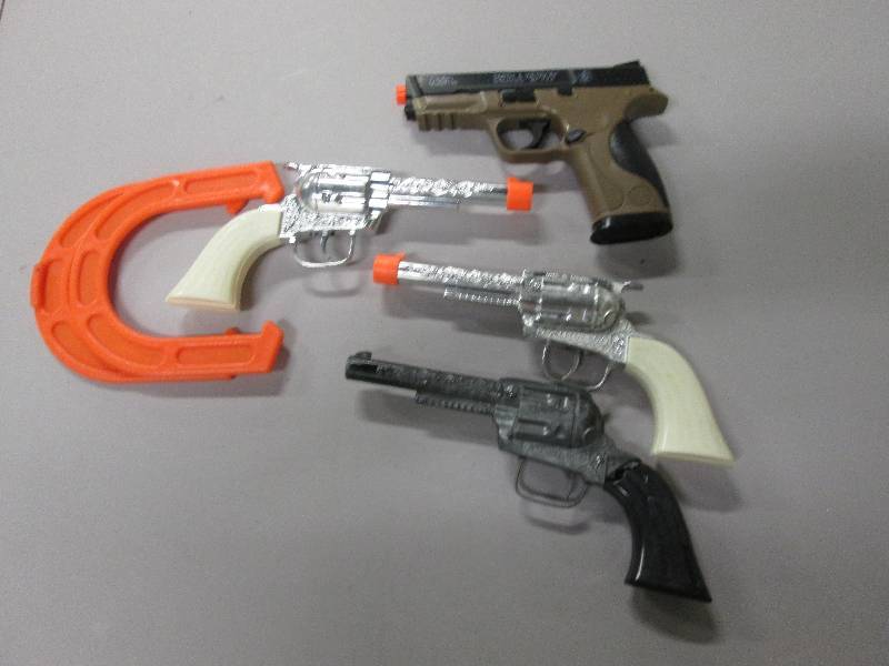 Lot of 4 toy hand guns 3 pony boy,...