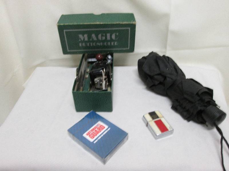 Magic Buttonholer, Black umbrella, ...