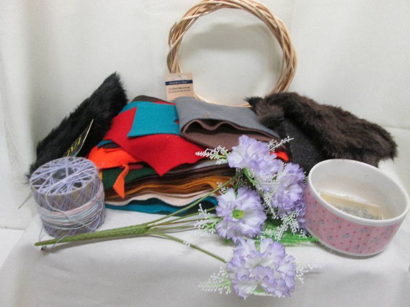 Craft fun Faux fur, felt, wreath, ...