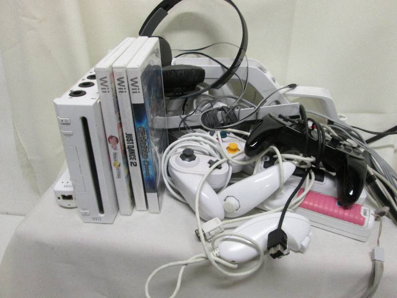 Nintendo Wii Gaming Station with 3 ...