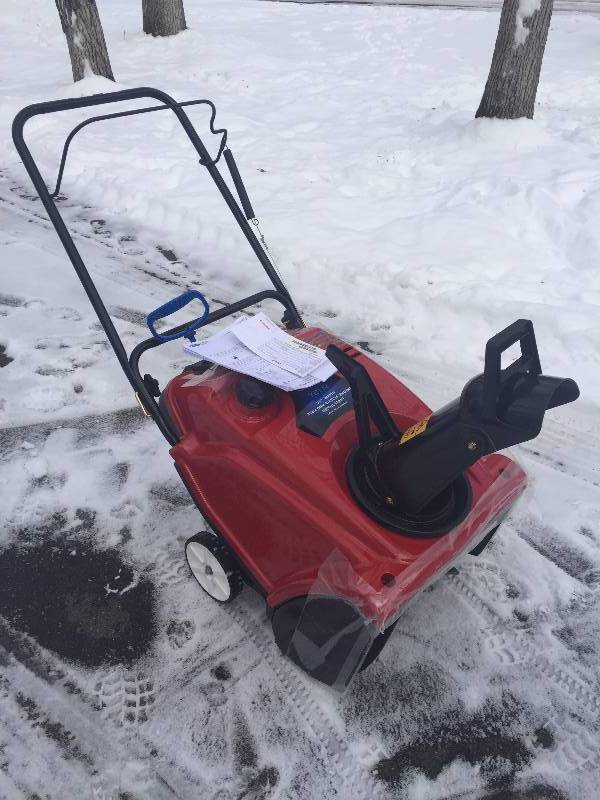 Toro 721 R - 21 wide Snowblower w Electric Start