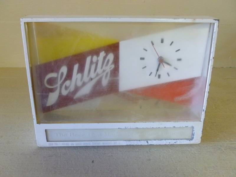 lot 7 image: Vintage Schlitz Beer