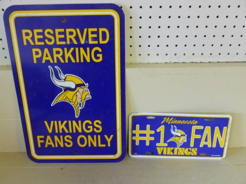 lot 13 image: Minnesota Vikings Collectible