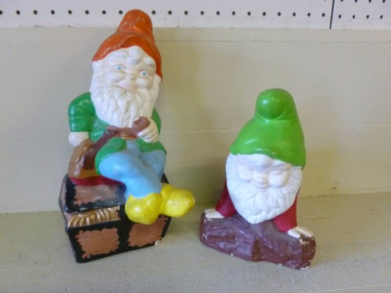 lot 16 image: Vintage Nome Decorations