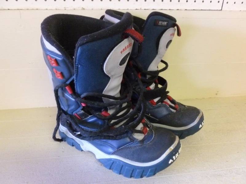 lot 25 image: Snowboard Boots