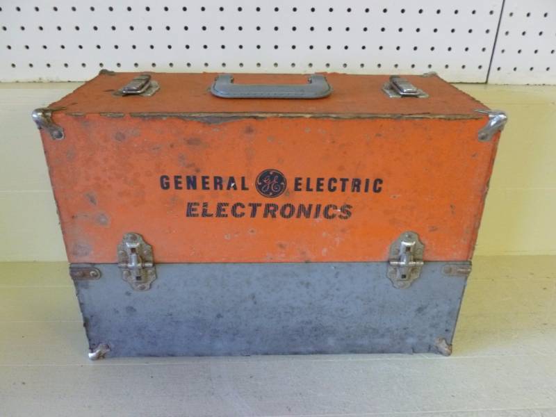 lot 29 image: Vintage Radio Tube Case