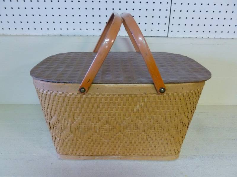 lot 64 image: Vintage Picnic Basket
