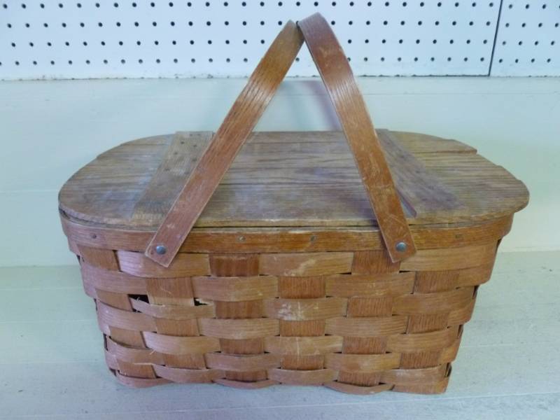 lot 65 image: Vintage Picnic Basket