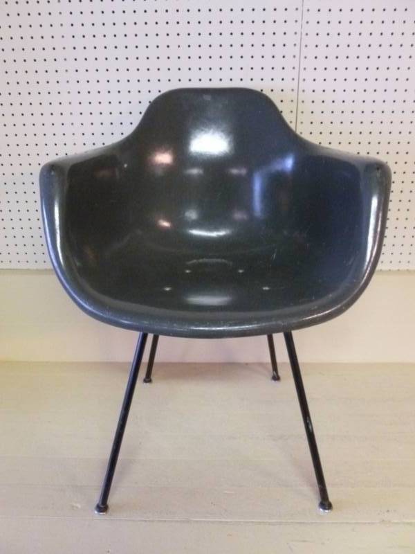 lot 66 image: Vintage Krueger Fiberglass Chair