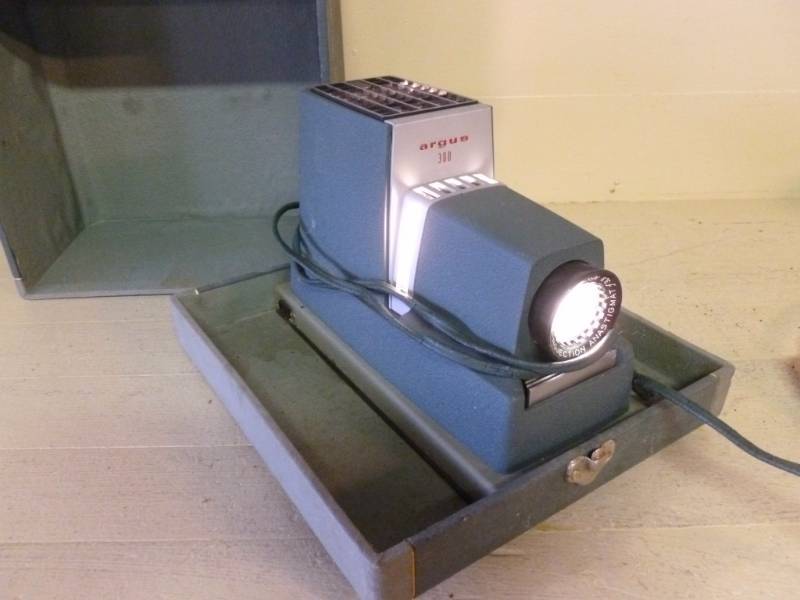 lot 68 image: Vintage Film Projector