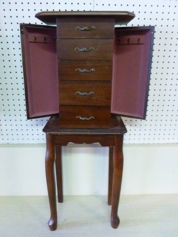 lot 142 image: Jewelry Stand