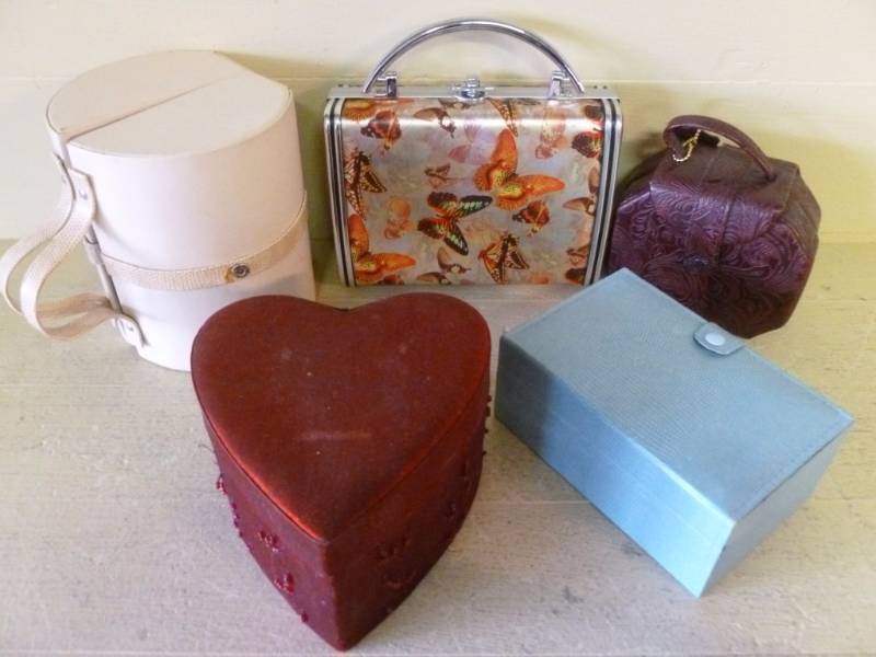 lot 143 image: Jewelry Boxes