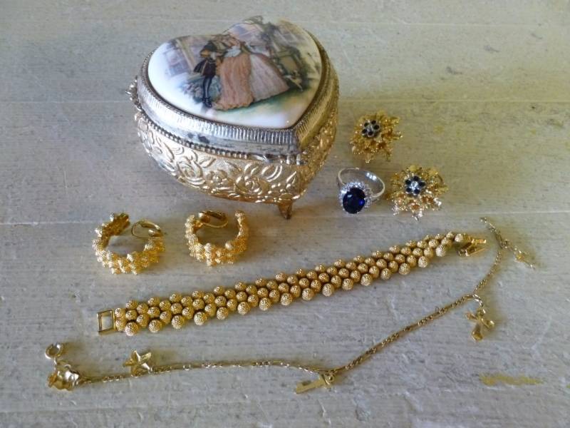 lot 144 image: Jewelry