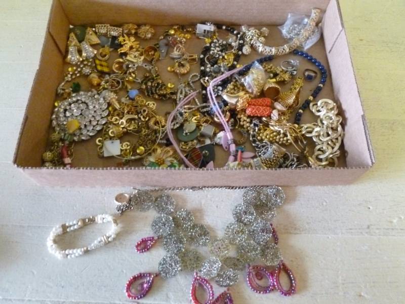 lot 146 image: Jewelry