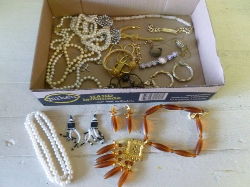 lot 147 image: Jewelry