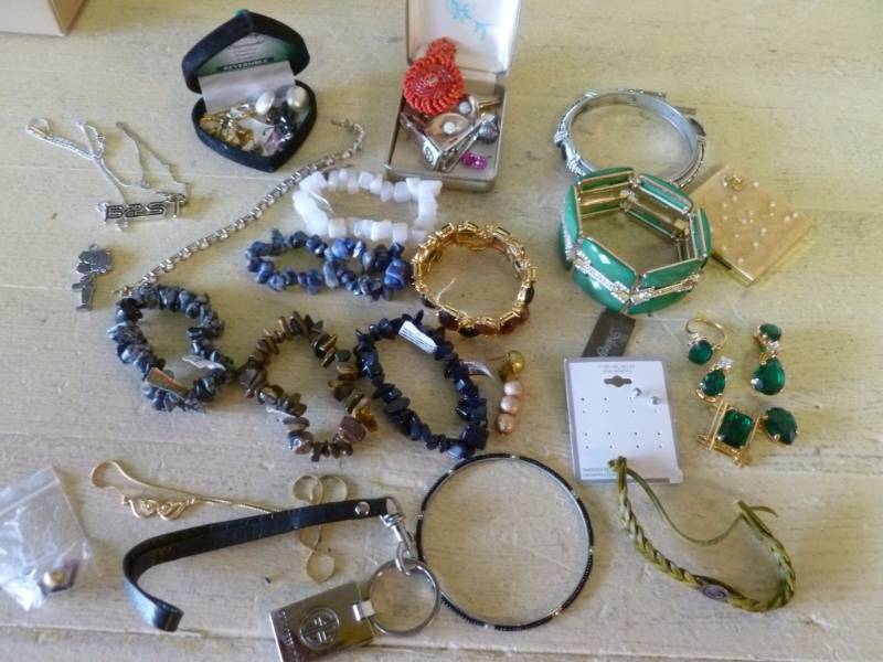 lot 148 image: Jewelry