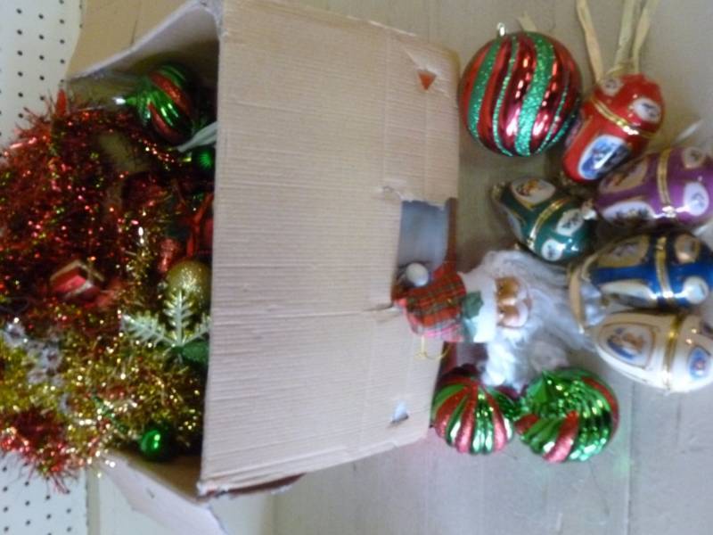 lot 190 image: Christmas Decorations