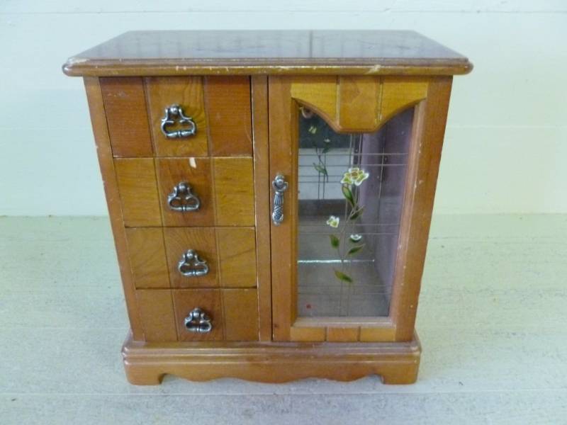 lot 265 image: Jewelry Box