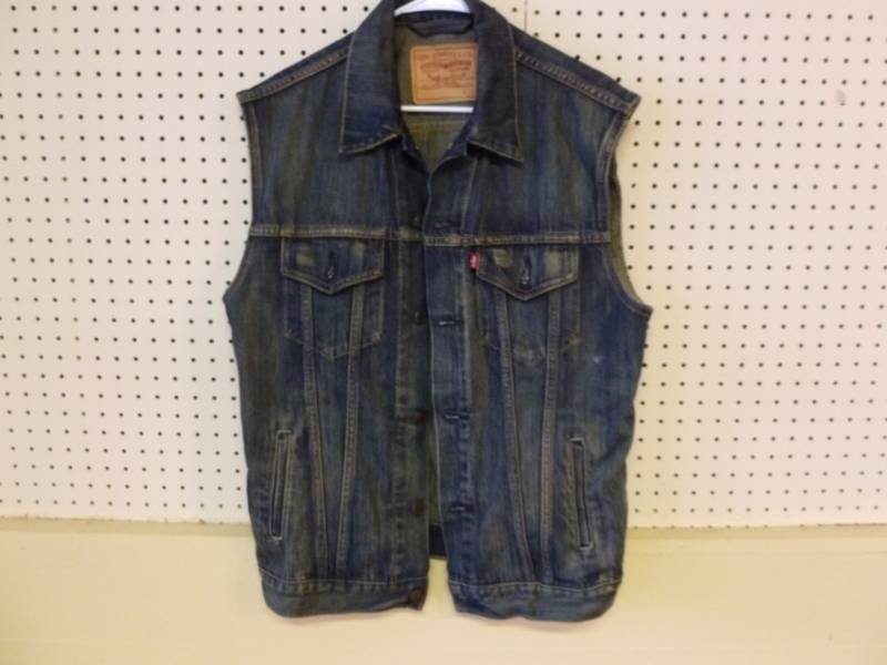 lot 330 image: Levi Jean Jacket