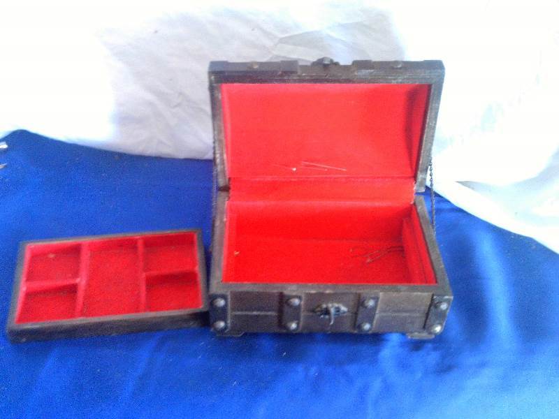vintage jewlery box