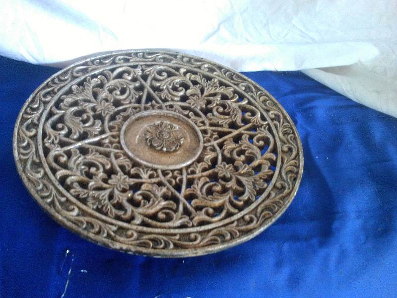 vintage round flat table figurene
