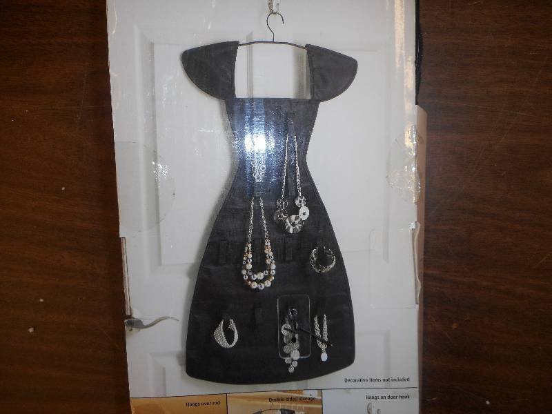 lot 79 image: MAINSTAYS CLOSET JEWELRY ORGANIZER