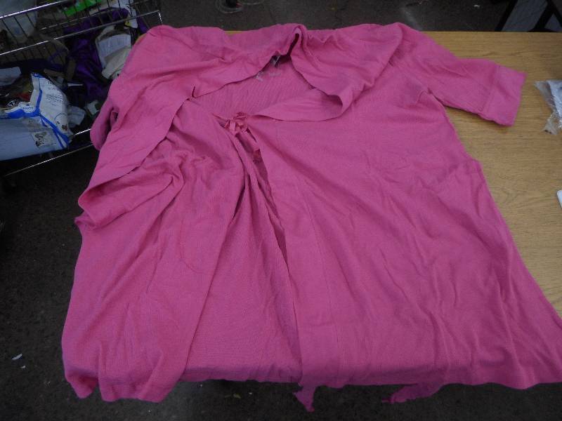 lot 8 image: BETTER HOMES PINK BATH ROBE, 2XL