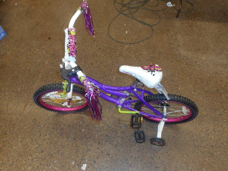 lot 18 image: NEXT 18 INCH GIRLS MIST BIKE