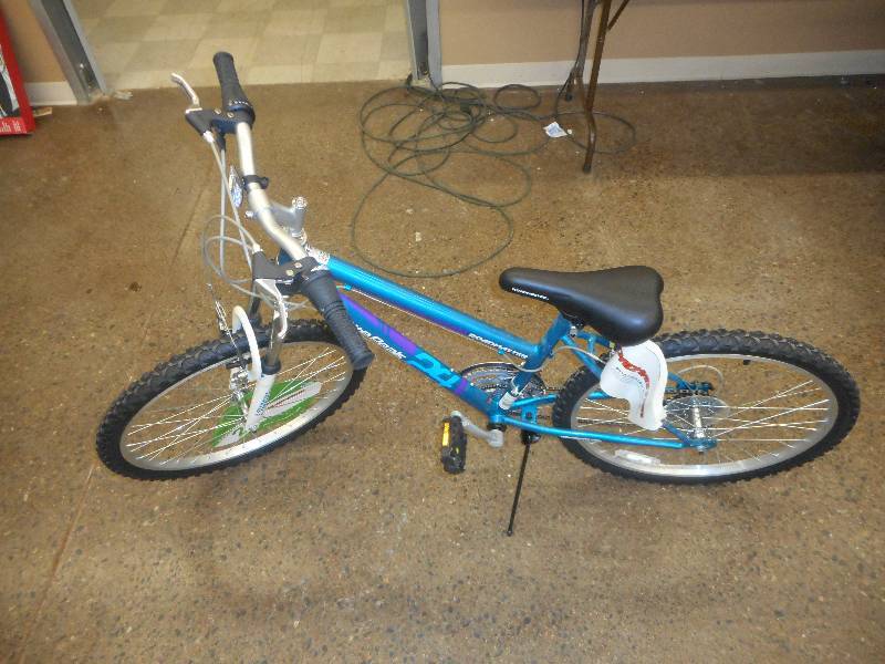 lot 19 image: 24 INCH GIRLS GRANITE PEAK MOUNTAIN BIKE